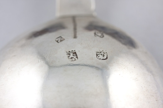 Keuren op de achterkant van de bak|Hallmarks on the rear side of the bowl