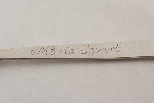 Gravering "Maria Swart' achter op de steel|Engraving "Maria Swart" on the rear of the stem