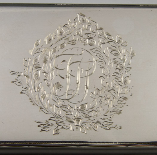 Gravering op het deksel|Engraving on the upper side of the lid