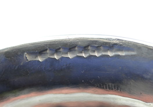Trembleersteek op de onderzijde van de rand|Sample from the bottom of the rim